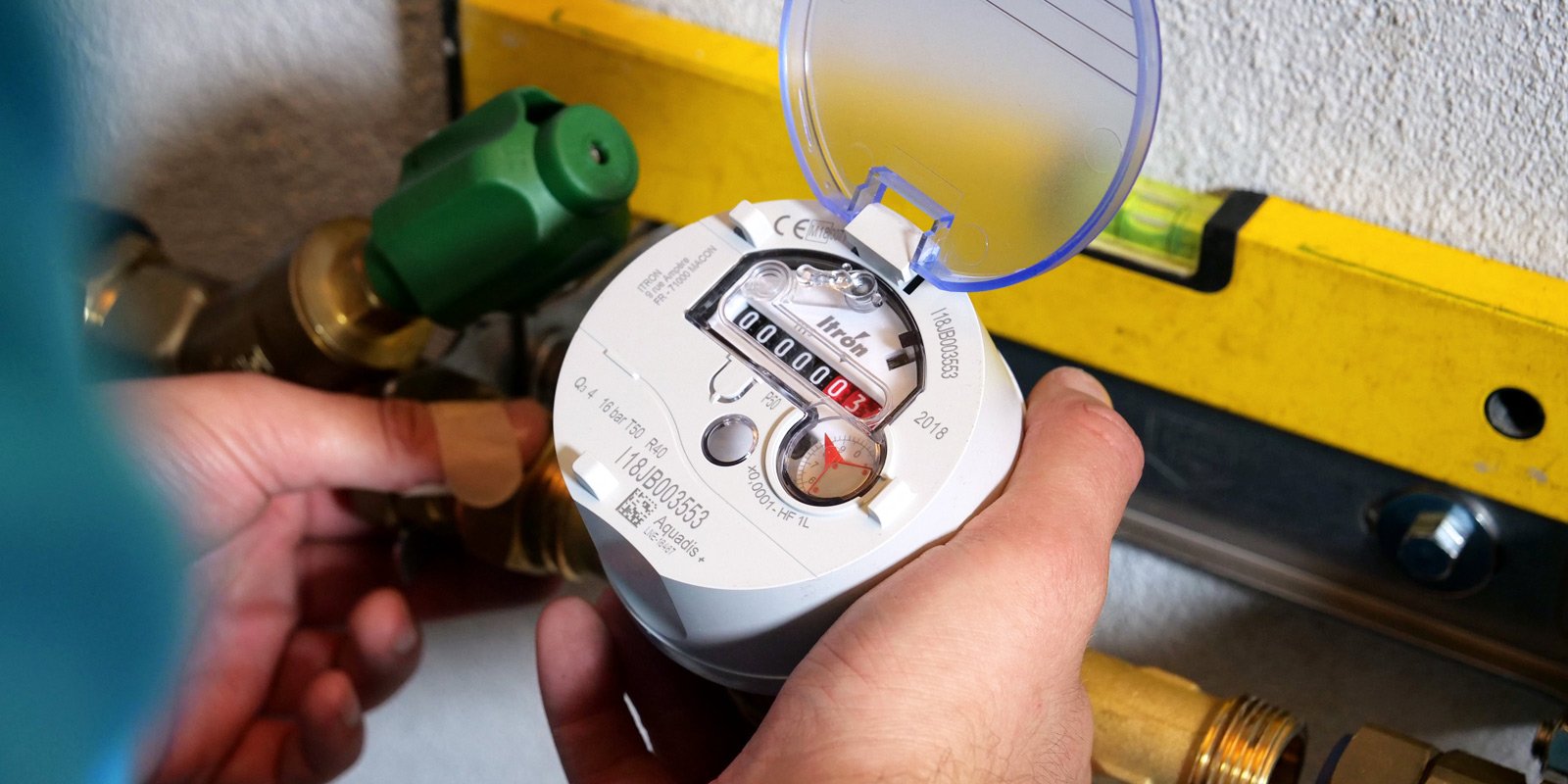 Wasserzähler in der Hand eines Mannes