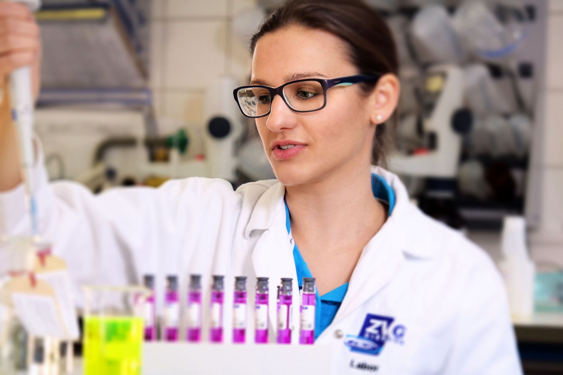 Chemikerin im Labor analysiert Proben