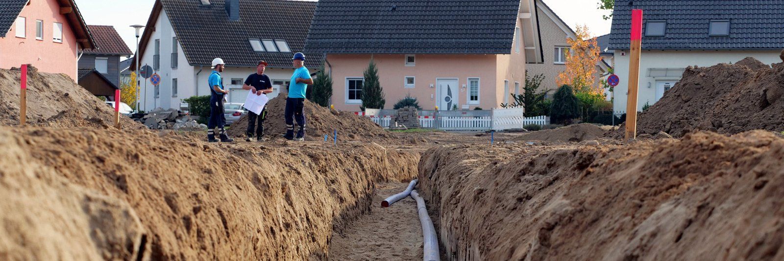 Bauarbeiter arbeiten an der Installation eines Hausanschlusses