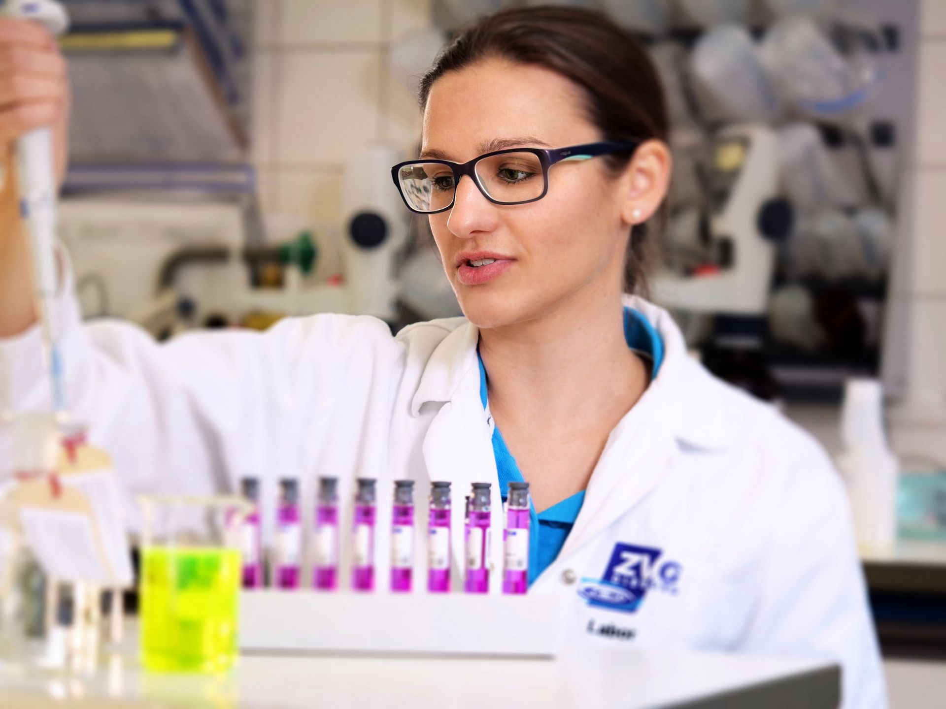 Mitarbeiterin im Labor analysiert Proben