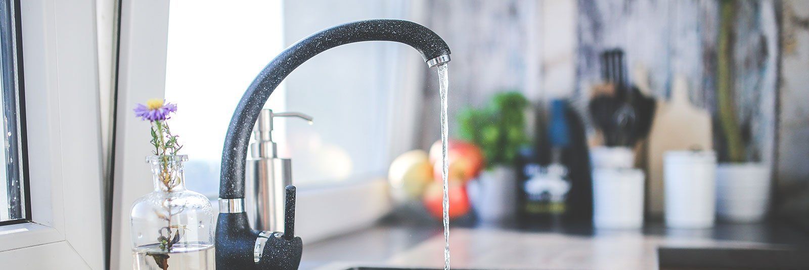 Waschbecken mit fließendem Wasserhahn