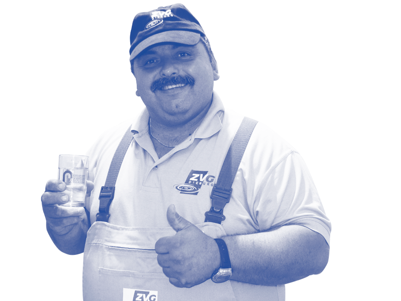 Funfact-Bild: Mitarbeiter hält Wasserglas in der Hand und zeigt Daumen hoch