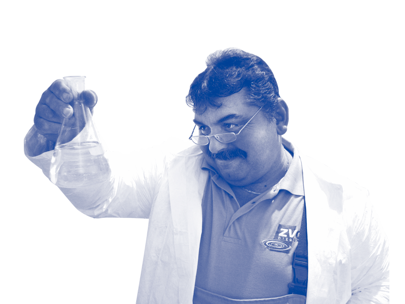 Funfact-Bild: Mitarbeiter hält Erlenmeyerkolben in der Hand