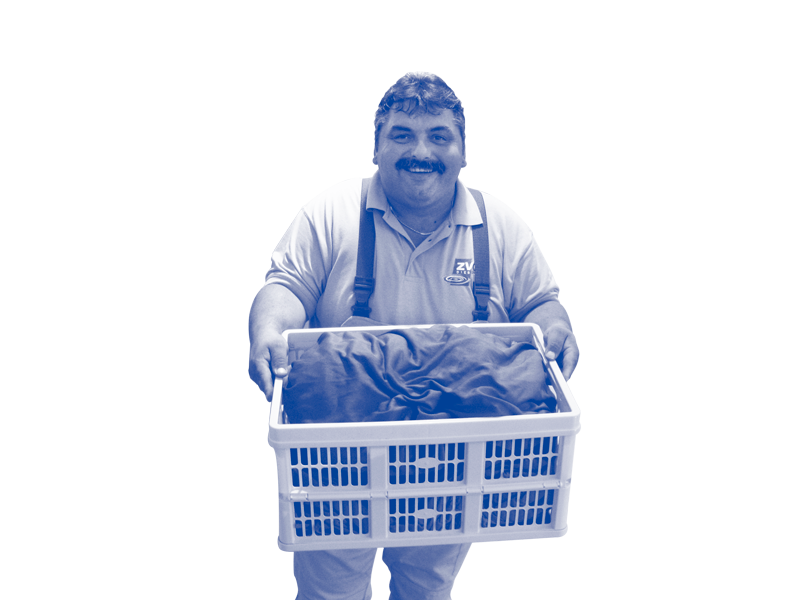 Funfact-Bild: Mitarbeiter hält gefüllte Klappbox in der Hand