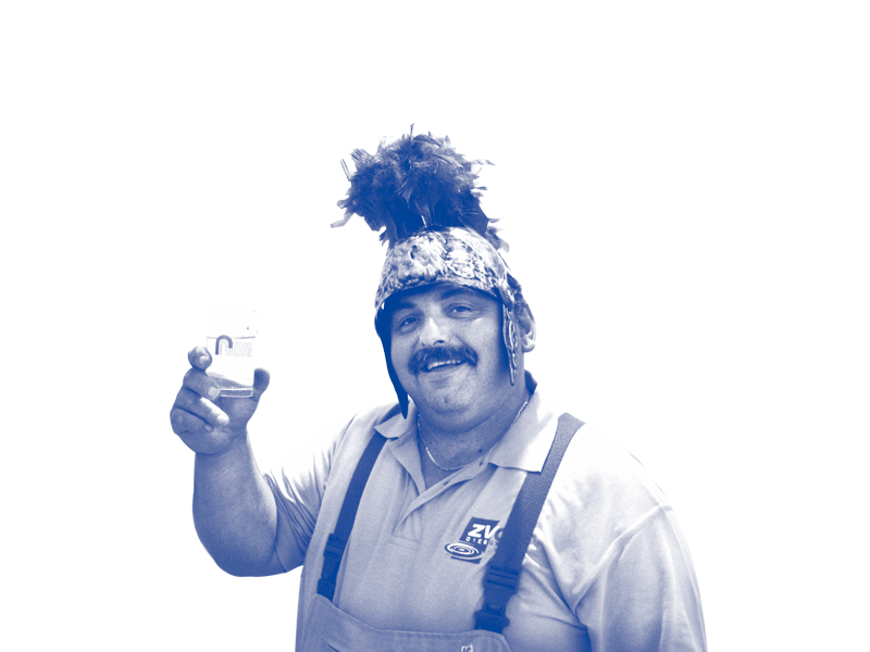 Funfact-Bild: Mitarbeiter trägt Römerhelm auf dem Kopf und hält Wasserglas in der Hand