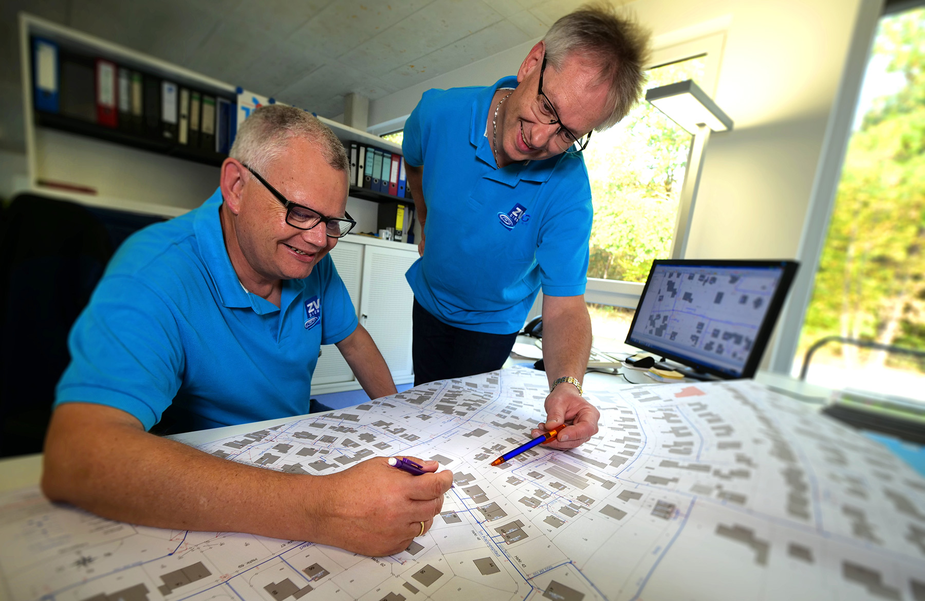 Planaufkunft – ZVG Mitarbeiter sehen sich Plan an